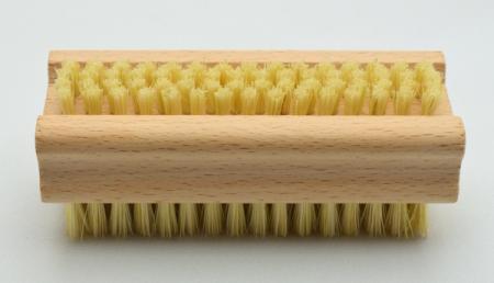 Handwaschbürste und Nagelbürste Buchenholz naturbelassen mit Griffmulden. 6 und 4 Reihen helle harte Naturborsten.